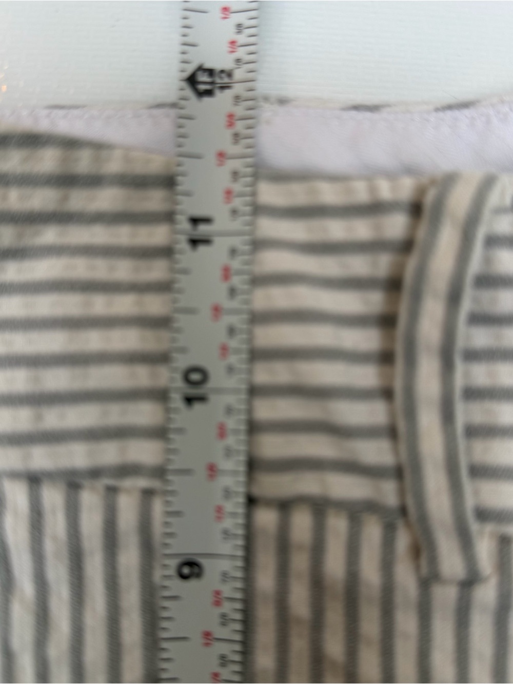 ✨3 for $50✨Club Monaco Striped Roll-Hem Shorts - White & Gray - Picture 9 of 9
